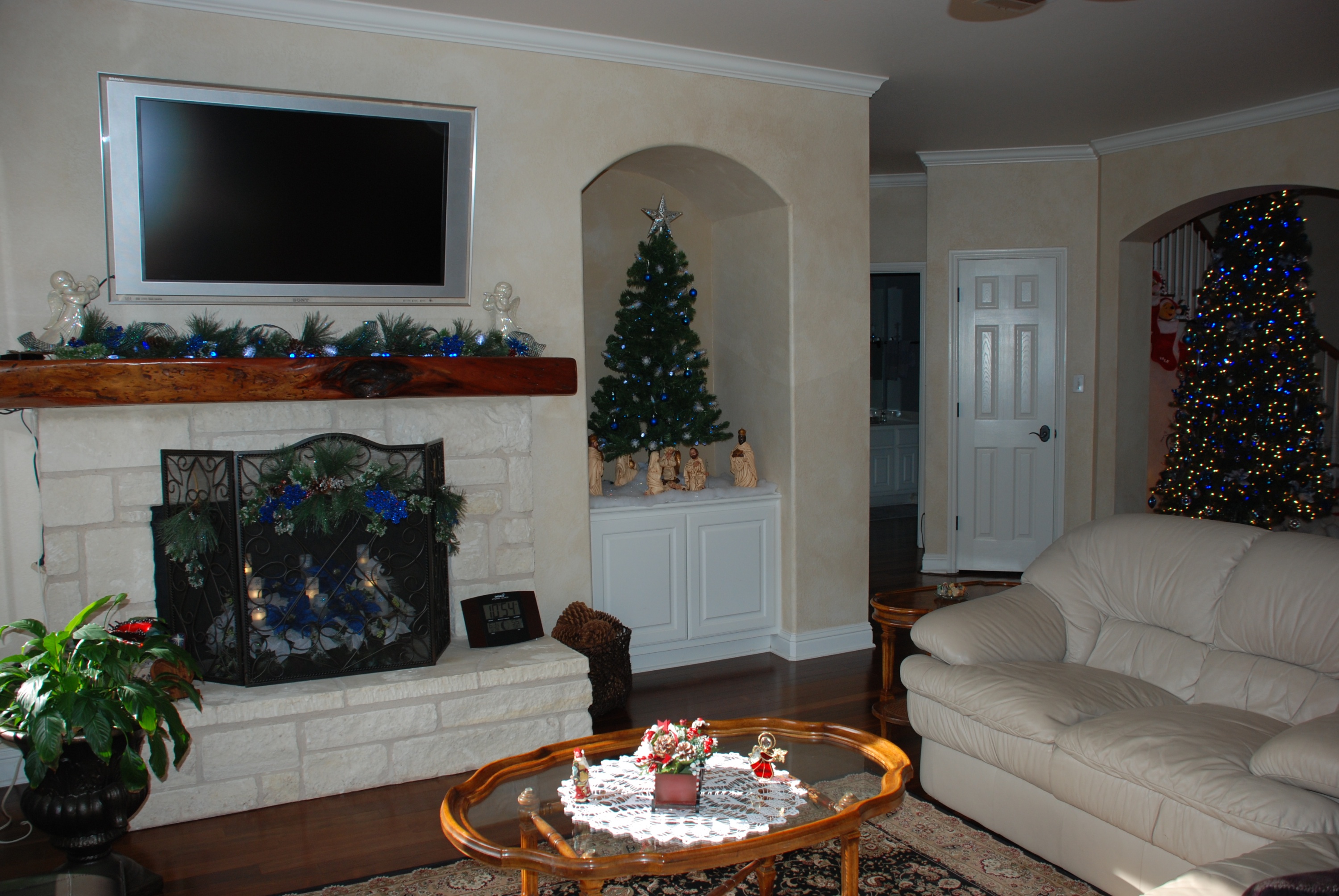 2013-12-14 08-37-57 Pre Christmas Decor.jpg